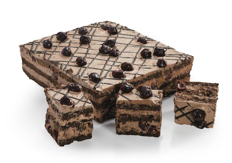 Chocoladetaart met kersen, in blokken gesneden