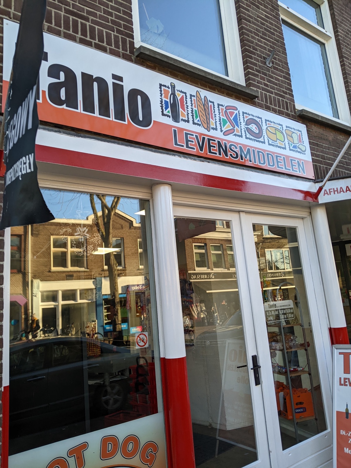 De winkelpui van Tanio Levensmiddelen aan de Thomas a Kempisstraat in Zwolle