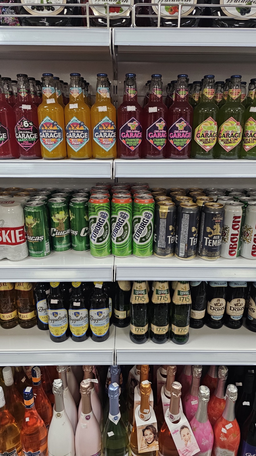 Schap met flessen bier en andere dranken