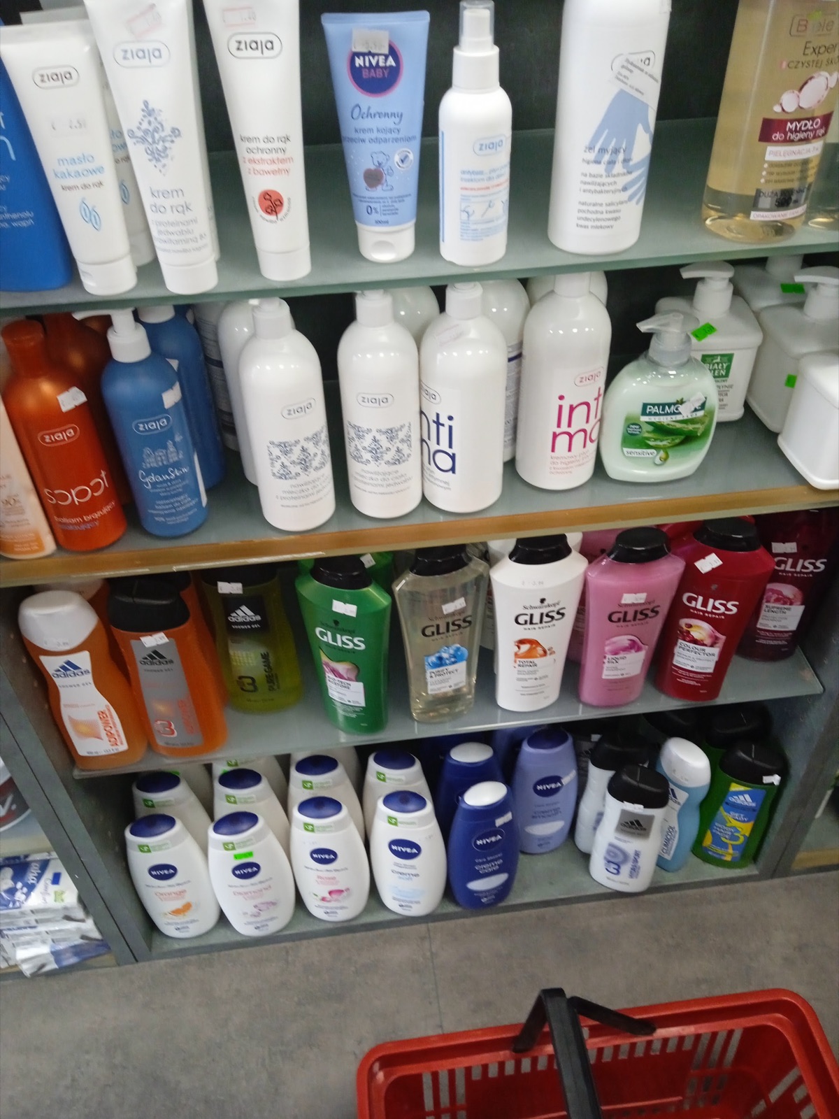 Schap met shampoo, douchegel en verzorgingsproducten
